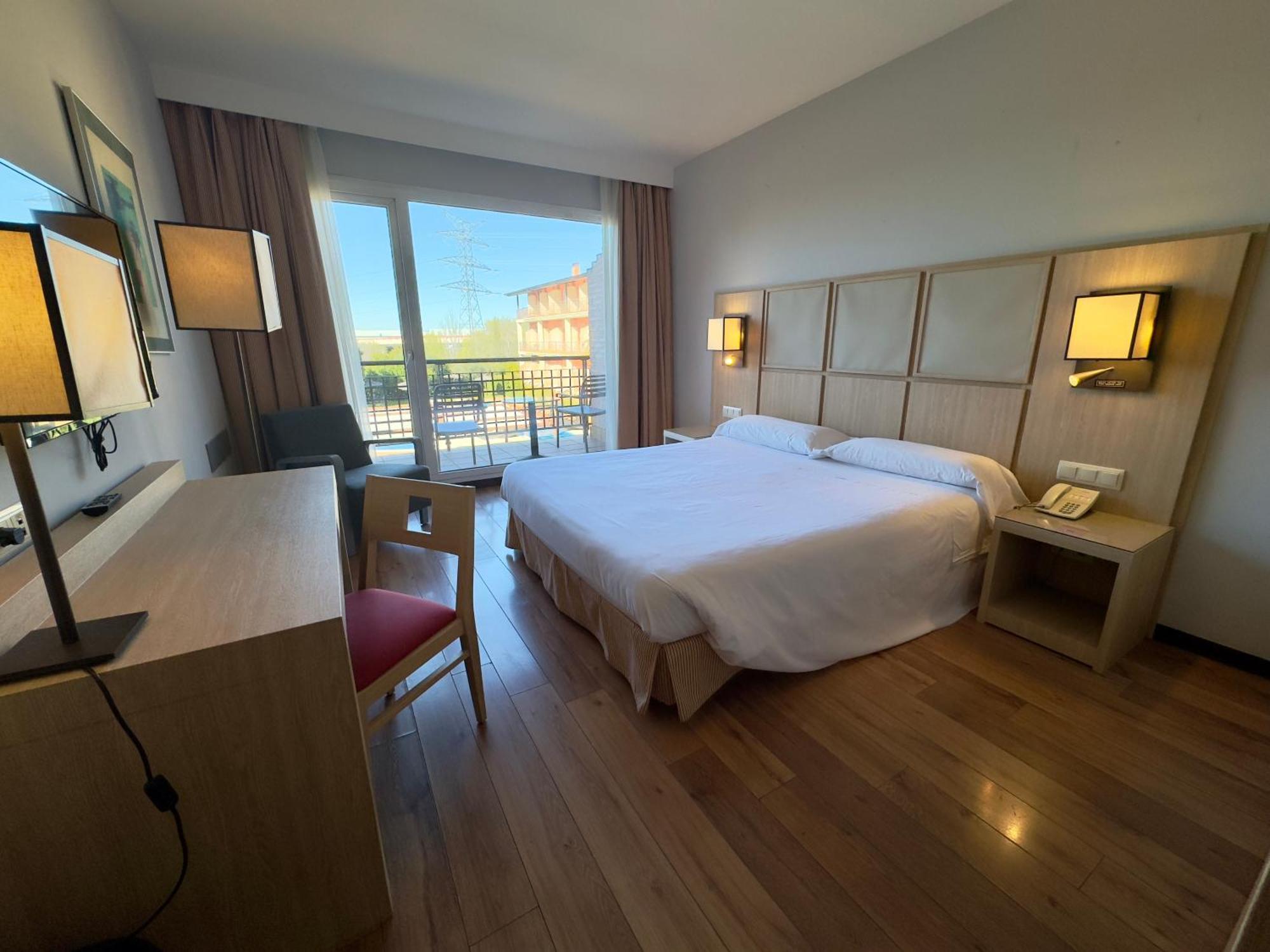 Hotel Isla De La Garena Алькала-де-Энарес Экстерьер фото