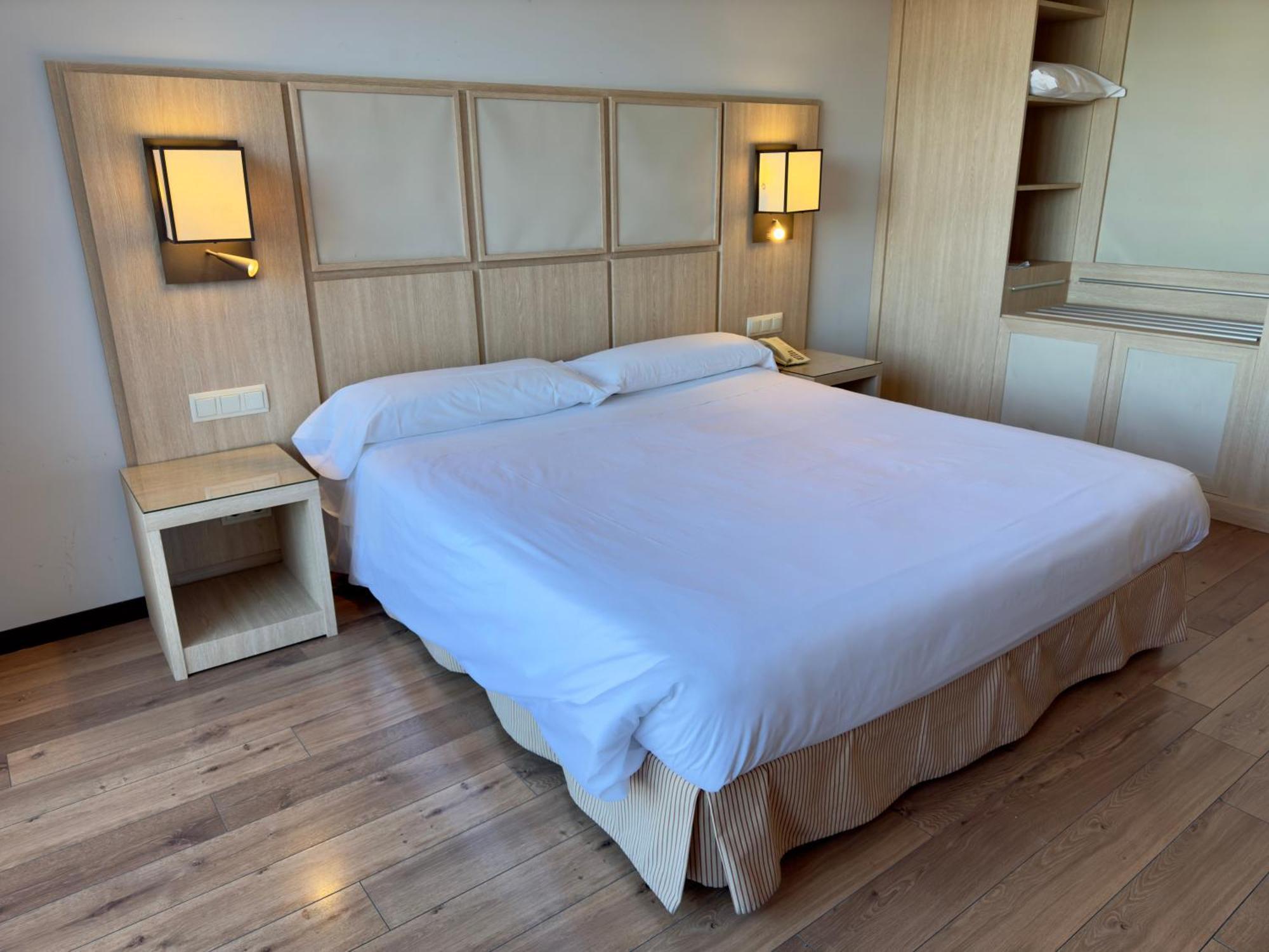 Hotel Isla De La Garena Алькала-де-Энарес Экстерьер фото